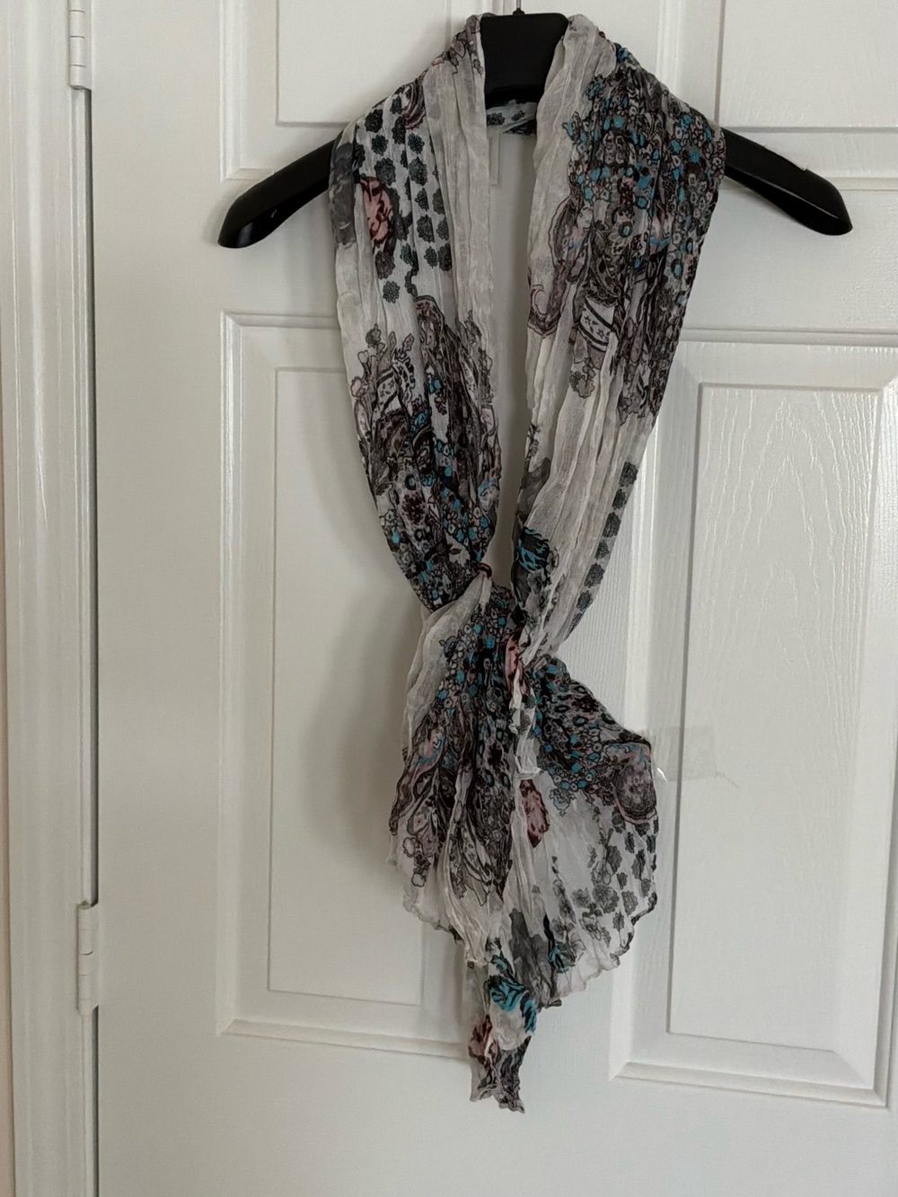 Lightweight White Floral Pattern Scarf - Unbranded